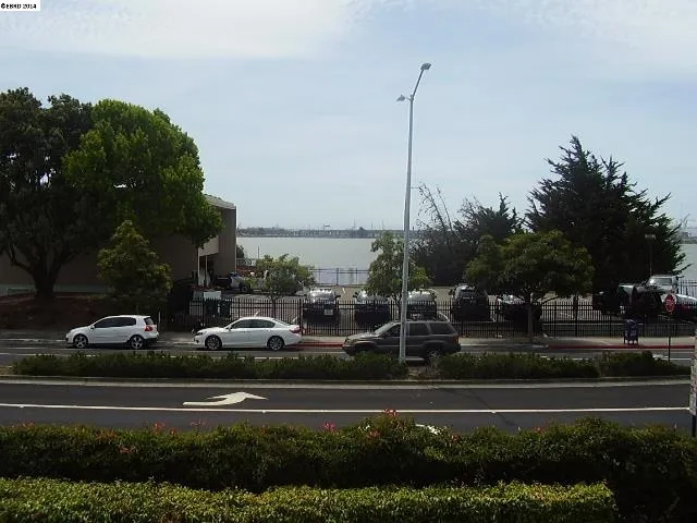 2 Commodore Dr D285, Emeryville, California 94608-1613