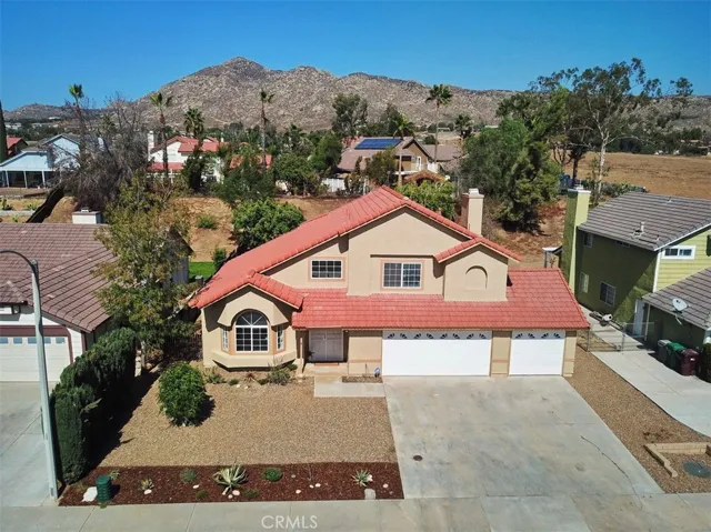 Beautiful neighborhood with mountain views!