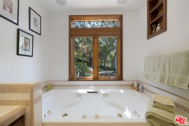 21907 Canon Drive, Topanga, California 90290