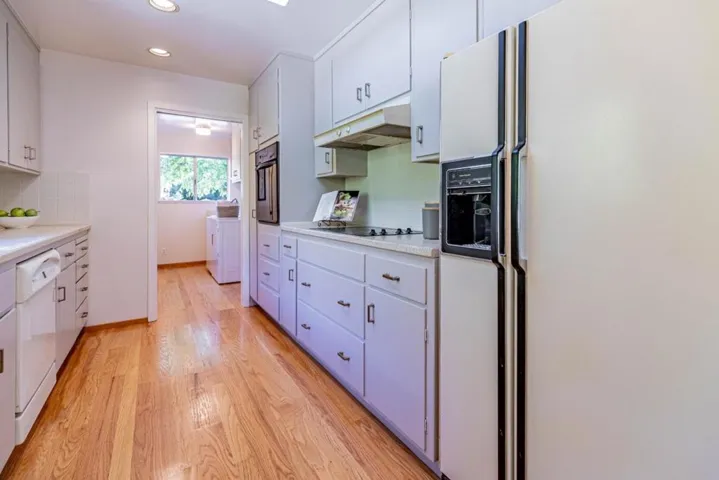 1520 School Street, San Carlos, California 94070