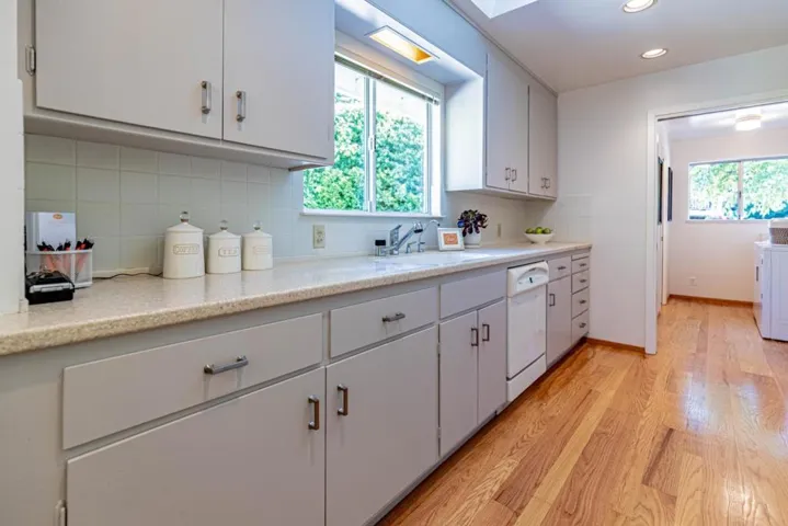 1520 School Street, San Carlos, California 94070