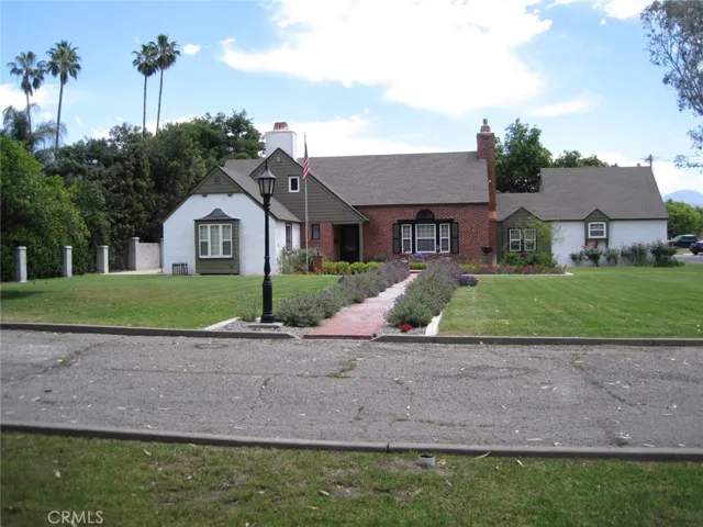 WELCOME HOME! PARK IN THE FRONT DRIVE OR DETACHED GARAGE IN BACK!
