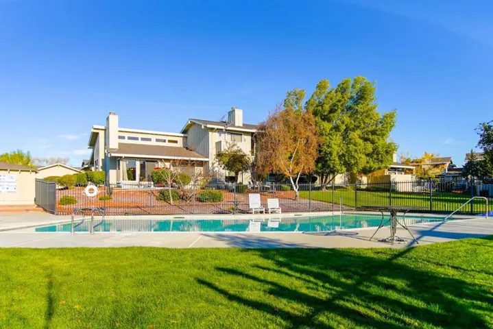 460 Ridgemark Drive, Hollister, California 95023