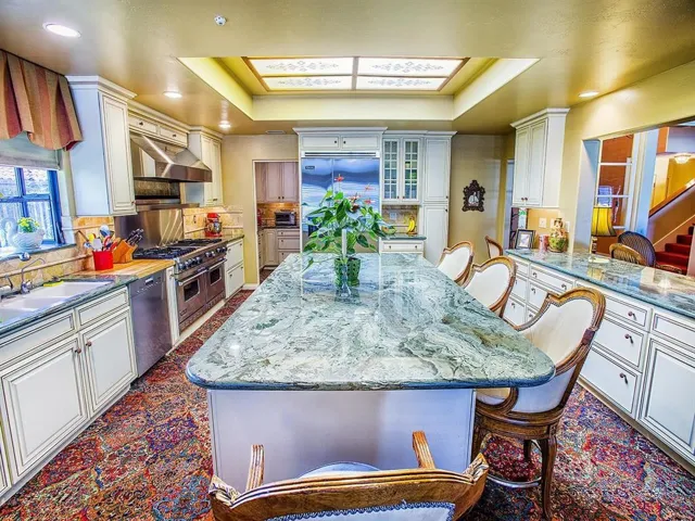 Chef's Kitchen with oversized Island