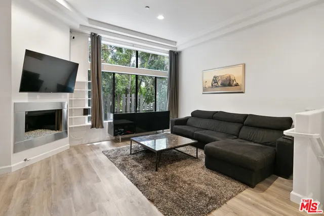 11847 Laurelwood Drive 105, Studio City, California 91604