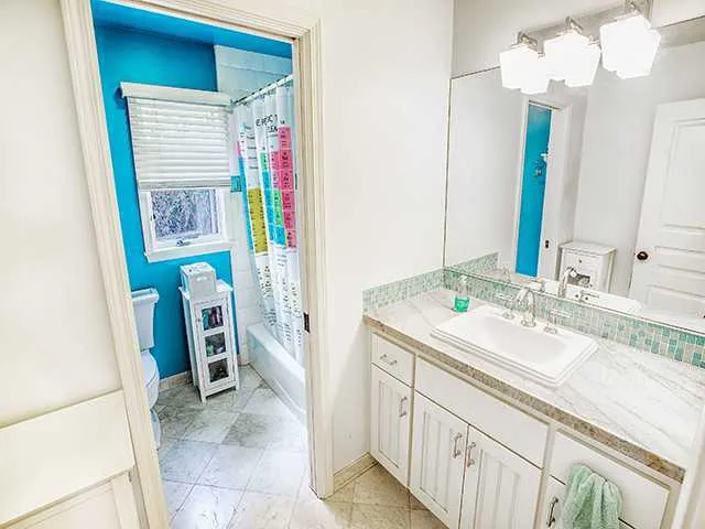 Upper Level Full Bath