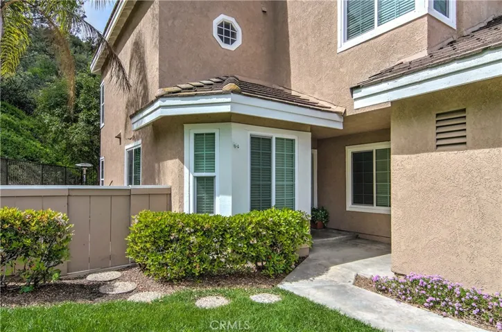 Welcome Home!Turn left to enter the house. Turn right to stay under cover and enter the gararge... super convenient!!