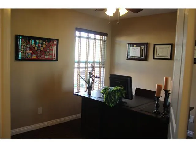 You can use this as an office or another bedroom~!!