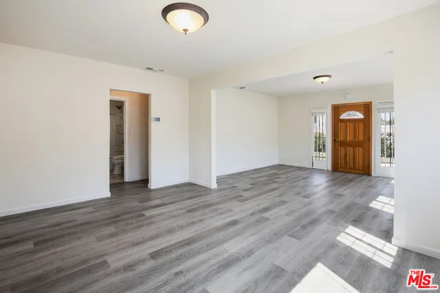 11214 Oxnard Street, North Hollywood, California 91606