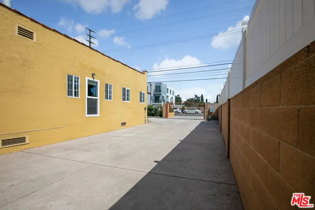 11214 Oxnard Street, North Hollywood, California 91606