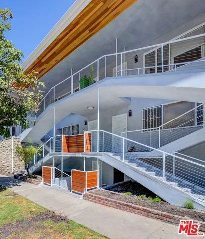 8555 Sherwood Drive 8, West Hollywood, California 90069