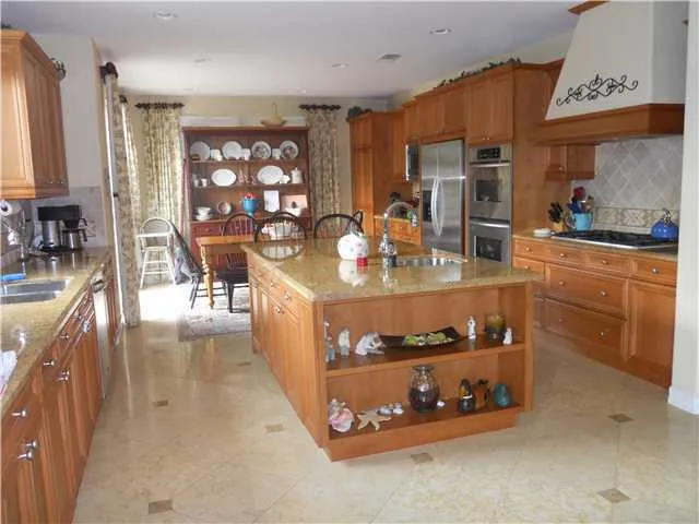 Spacious Kitchen with adjoining nook