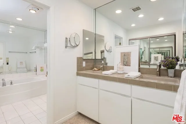 323 San Vicente 13, Santa Monica, California 90402