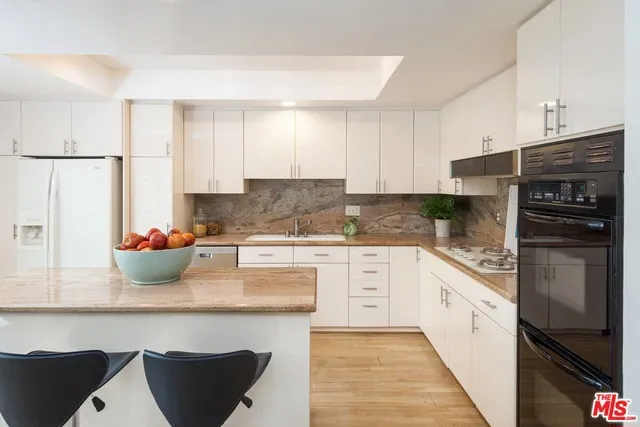 323 San Vicente 13, Santa Monica, California 90402