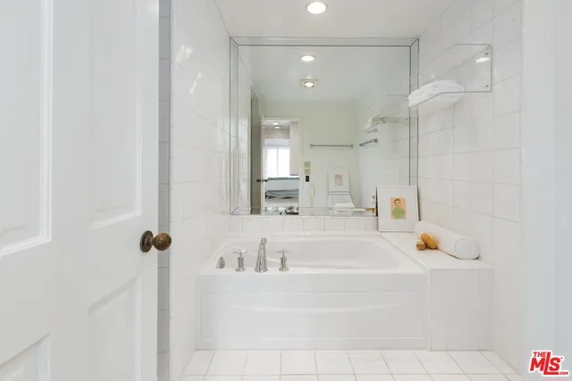 323 San Vicente 13, Santa Monica, California 90402