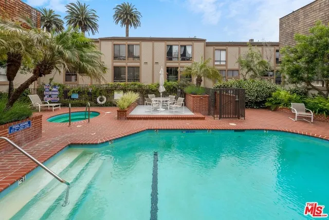 323 San Vicente 13, Santa Monica, California 90402