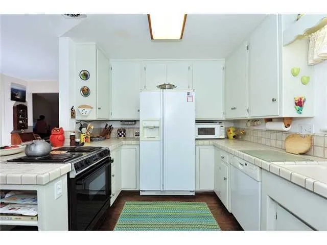 Light, bright kitchen!