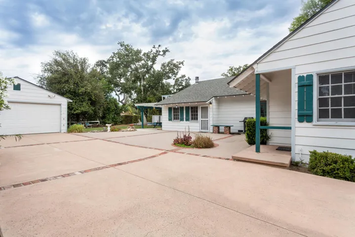 24445 Arcadia Driveway & Entry