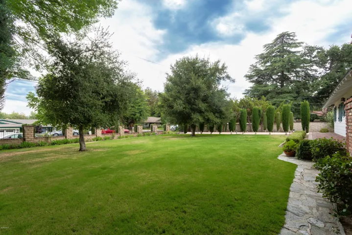 24445 Arcadia Front Yard