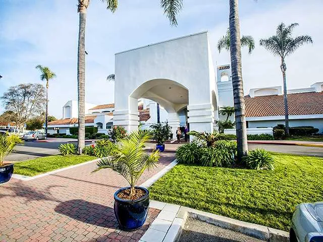 Walking distance to the 27,000 sf clubhouse, tennis, golf course, spa & olympic sized pool. The clubhouse offers a library, fitness center, theater, billard , crafts, music and computer rooms. Lot's of social clubs to join and so many activities daily.