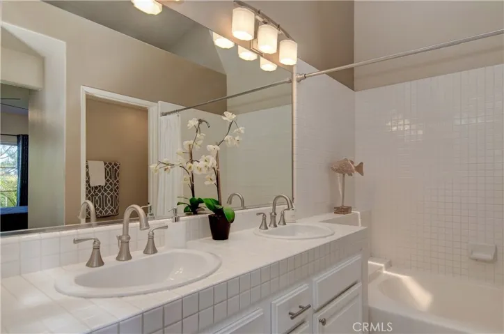 Five star accommodations here in the master bath with dual sinks, huge soaking tub, separate commode area and skylite.