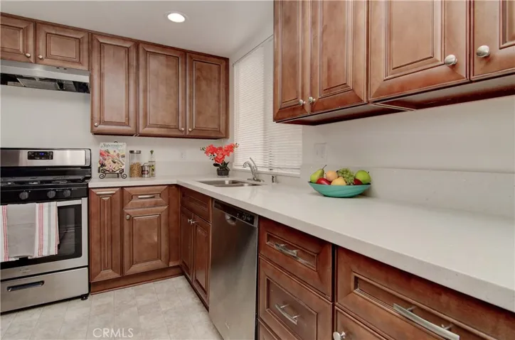Stainless steel appliances, recessed lighting and quartz counters...