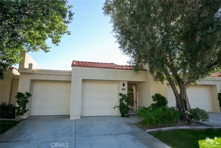 Common area landscaping, exterior paint and roofs are maintained by the HOA!