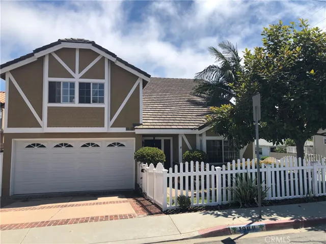 Look at this... just like a single family home... no shared driveway & a fenced front yard... it's all yours!