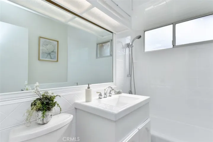 Fresh, clean, full bathroom with tub/shower.