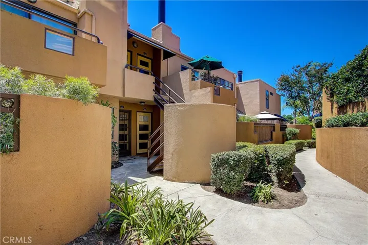 Welcome to 25671 Le Parc #69, lower level 1 bedroom unit tucked away in a quiet location