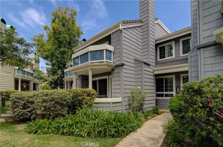 Nobody above, nobody below. You will love this floor plan. Welcome home!