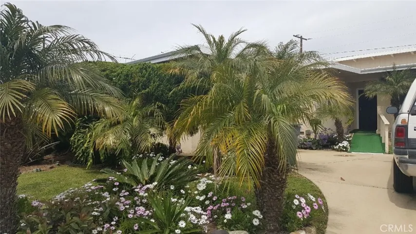 Front of Home showing Lush Landscape