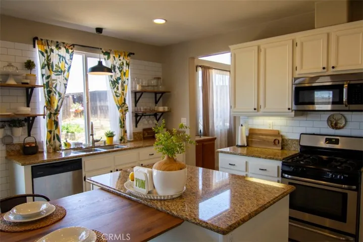 24882 Rainbarrel Road, Wildomar, California 92595