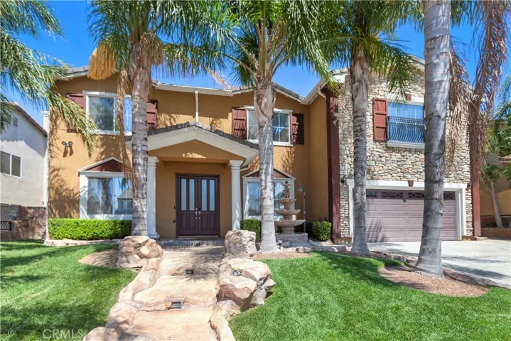 7 King Palm Trees makes this  home look like paradise. Not to mention the great curb appeal.