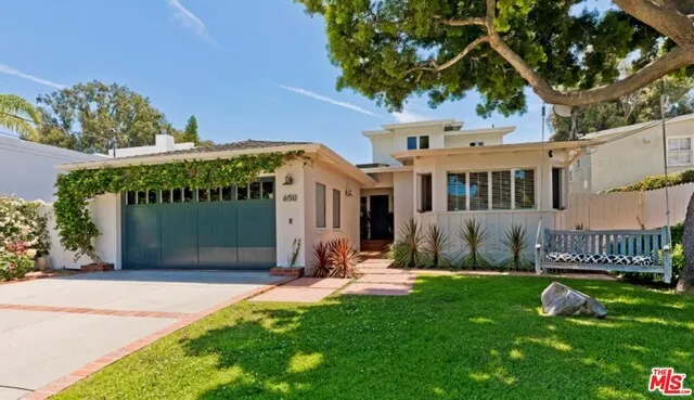 650 N Las Casas Avenue, Pacific Palisades, California 90272