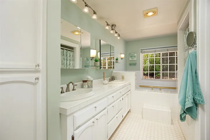 11710 Shadowglen Rd., El Cajon, California 92020