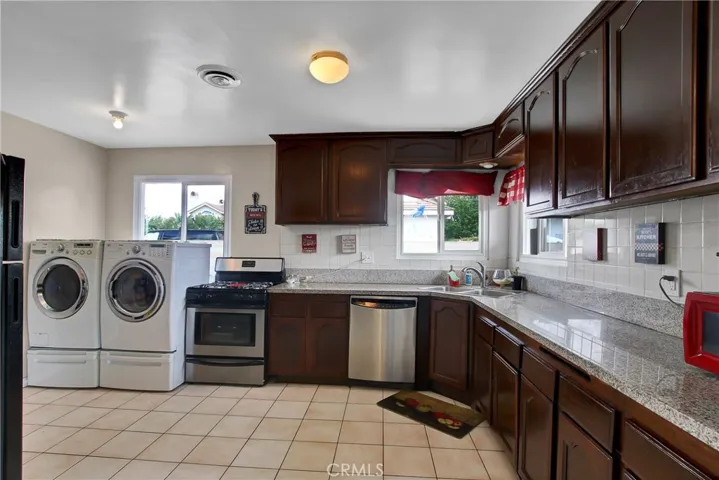 939 W Phillips Boulevard, Pomona, California 91766