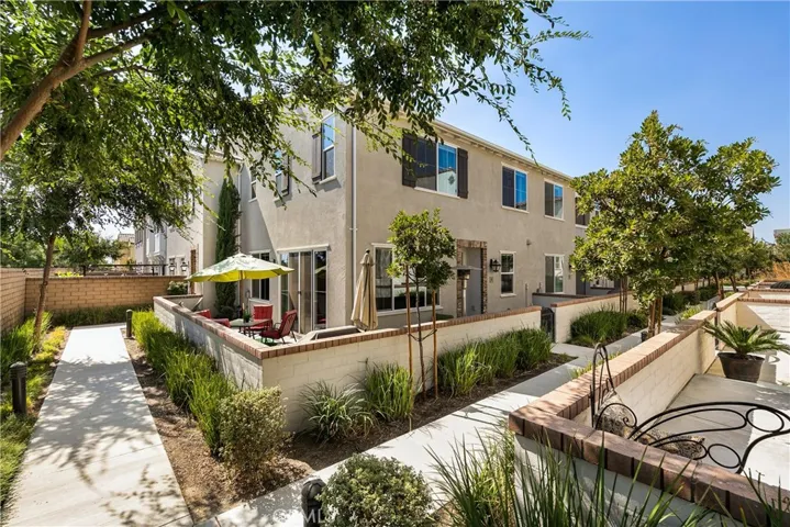 End unit with courtyard