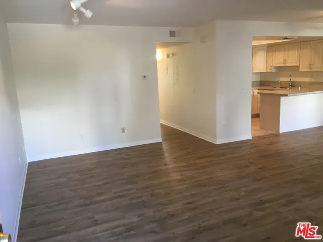 18408 Hatteras Street 13, Tarzana, California 91356