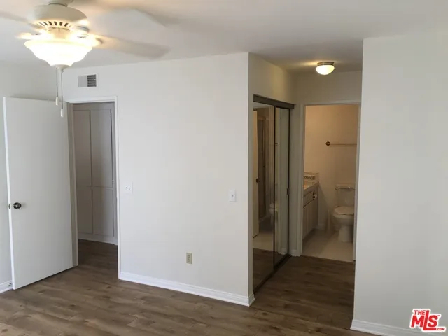 18408 Hatteras Street 13, Tarzana, California 91356