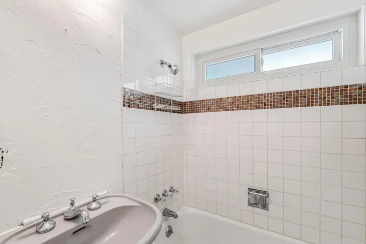 068A0230