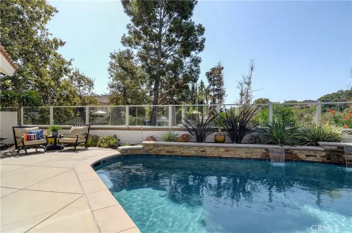 So many places to hang out by the pool.