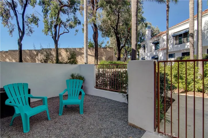Front courtyard allows the gardner in you to flourish...or just go for the ez breezy low maintence vibe...