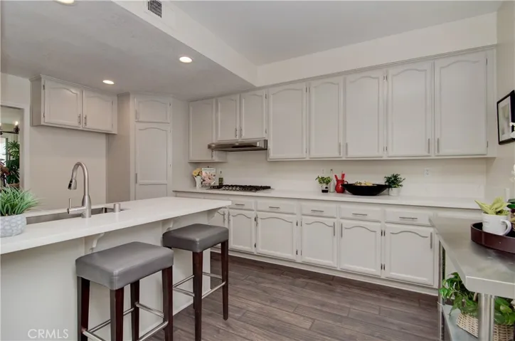 Wow is right!  Any chef will be in heaven with all this storage and prep space.