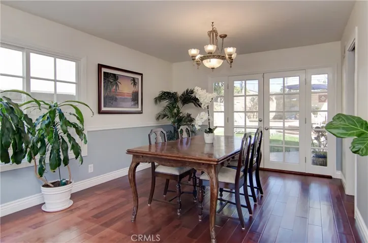 Flexible dining space can accommodate large family gatherings.