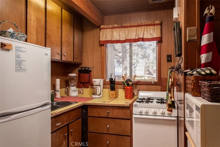 182 Victoria Lane, Sugarloaf, California 92386