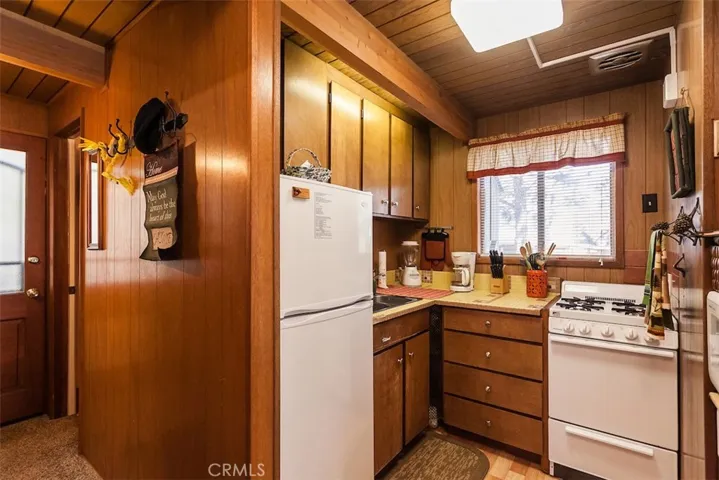 182 Victoria Lane, Sugarloaf, California 92386