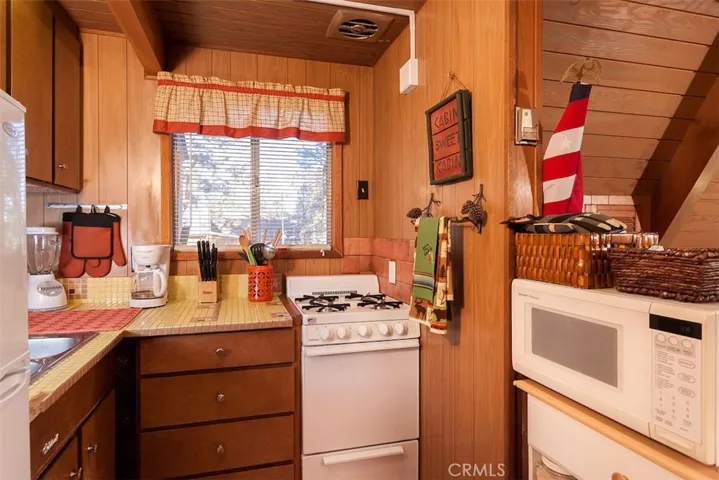 182 Victoria Lane, Sugarloaf, California 92386