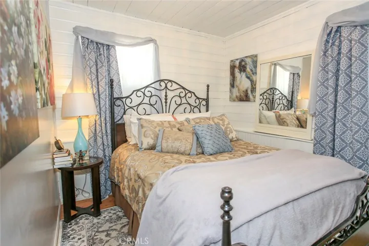 1091 Comanche Drive, Fawnskin, California 92333
