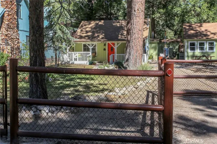 1091 Comanche Drive, Fawnskin, California 92333